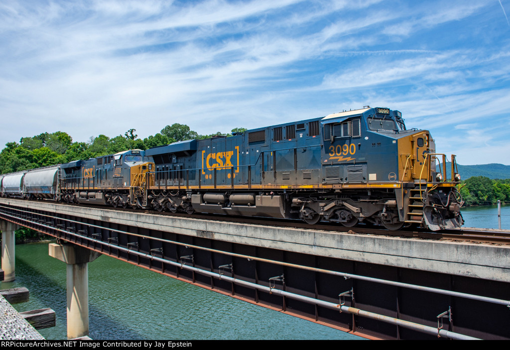 CSX 3090 leads M585 across the Tennessee River 